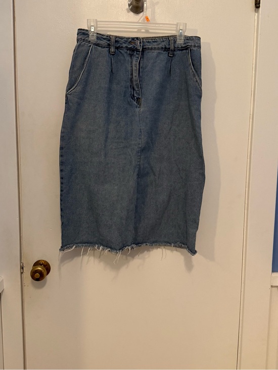 Forever 21 Dresses & Skirts - Forever 21 Denim Skirt Faded Blue Raw Hem Belt Loops Button/Zipper Pockets Sz L